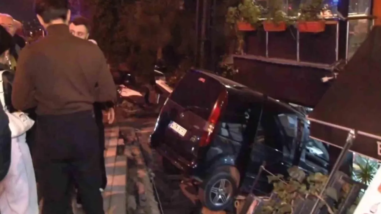 Üsküdar'da Araç Restorana Girdi: İki Kişi Hafif Yaralandı