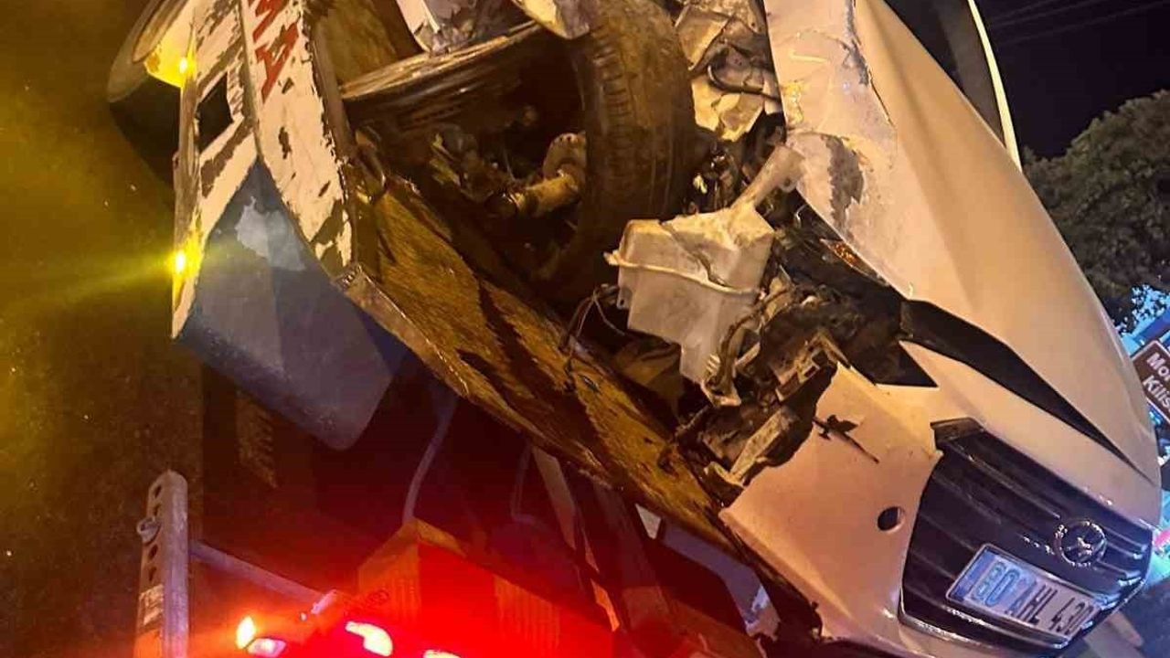 Mardin Nusaybin’de Akşam Saatlerinde Meydana Gelen Kazada Otomobil Direğe Çarptı, İki Kişi Yaralandı