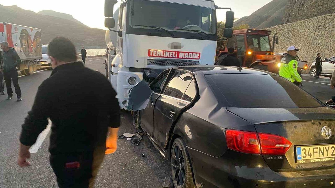 Van-Hakkari Karayolu’nda Feci Kaza: Gülşen Han, Aysel Karay ve Alihan Karay Hayatını Kaybetti, 4 Yaralı