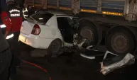 Şanlıurfa’da otomobilin tırın altına girdiği feci kazada 3 kişi hayatını kaybetti