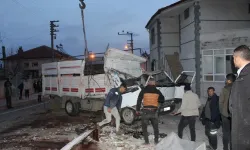 Konya'nın Yunak ilçesinde  bir kamyonetin devrildiği kazada 2 kişi hayatını kaybetti.