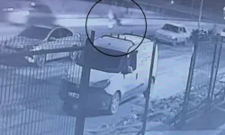 Motosikletten düşen gencin üstünden araba geçti