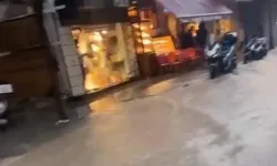 Çeşme'de Sağanak Yağış Sokakları Göle Çevirdi