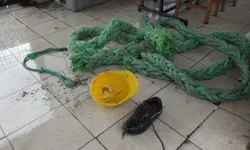 İmralı Adası'nda Batan Gemiden Malzemeler Sahile Vurdu