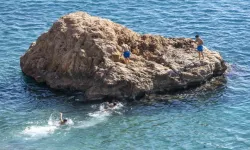 Sıcaklık 20 Dereceyi Aştı: Antalya'da Vatandaşlar Denize Akın Ettiler