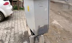 Toprakkale'de Yol Ortasındaki Elektrik Trafosuna Araç Çarptı