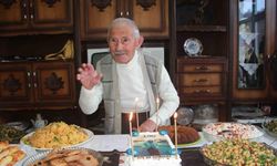 100. yaşına pasta keserek girdi