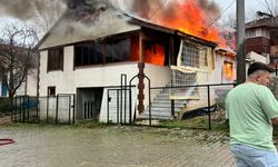 Bolu’da 2 katlı ahşap ev alev alev yandı
