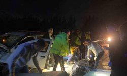 Yol Kan  Gölüne Döndü: 3 Kişi Feci Kazada Hayatını Kaybetti