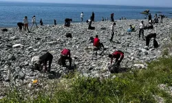 Samandağ'da Sosyal Sorumluluk: Öğrenci ve Öğretmenler Sahili Temizledi