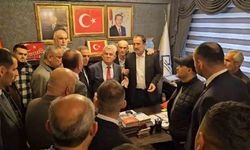 Eski Başkan MHP'li Milletvekiline Çiçek Fırlattı