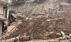 Gemlik'te Yağmur Sonrası İstinat Duvarı Çöktü: 2 Apartman Hasar Gördü