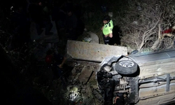 Antalya'da Otomobil Uçuruma Yuvarlandı: Hayatlarını Ağaç Kurtardı