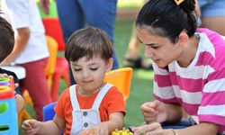 Antalya'da bebek emekleme ile bez bağlama yarışması herkesi eğlendirdi, renkli görüntülere sahne oldu
