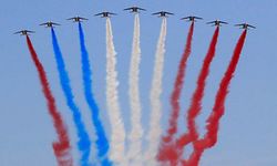 Fransalar şokta, Rusya bayrağını çizen Fransız akrobasi timi şaşırttı!