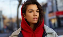 Dua Lipa: Met Gala'da Yine Göz Kamaştırdı! Tarzı ve Hazırlıklarıyla Hayranlarını Büyüleyen Ünlü Şarkıcı