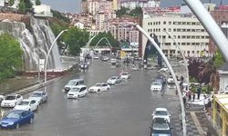 Ankara’nın birçok bölgesinde etkili sağanak yağmur  Sincan'da su birikintilerine neden oldu, trafikte aksamalar yaşanıyor.