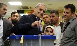 İran'da Cumhurbaşkanlığı seçim yarışını önde götüren Türk aday Mesud Pezeşkiyan vaadleriyle dikkat çekiyor