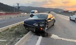 Osmaniye'de Trafik Kazası! Kontrolden Çıkan Otomobil Refüje Çarptı