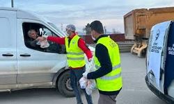 Hatay Büyükşehir Belediyesi’nden Trafikte Oruç Açan Vatandaşlara Kumanya Desteği