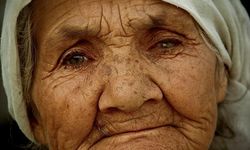 Rüyada Vefat Eden Anneyi Mutlu Görmek Ne İfade Eder, Bu Rüya Ruhsal Bir Bağlantıya mı İşaret Ediyor?