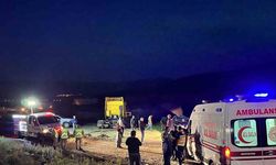 Ardahan’da Trafik Kazası: Karşı Yönden Gelen Tırla Çarpışan Otomobilde 2 Kişi Hayatını Kaybetti
