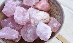 Kristal Kuvars Taşı Hangi Çakraları Dengeleyip Hangi Burçlara Şifa Enerjisi Yayar ve Günlük Hayatta Nasıl Kullanılır?