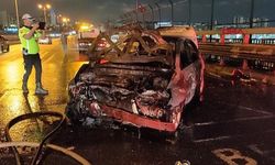 Bayrampaşa TEM Bağlantı Yolunda Kaza Anları: Yayaya Çarpmamak İçin Bariyerlere Çarptı, Otomobili Alev Alev Yandı