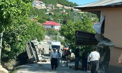 Mersin’de Trafik Kazası Felakete Dönüştü: Kamyon Ev Duvarına Çarpıp Devrildi, Sürücü Hayatını Kaybetti
