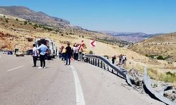 Malatya'nın Darende ilçesi yakınlarında meydana gelen tek taraflı trafik kazasında bir kişi yaşamını yitirirken, iki kişi yaralandı.