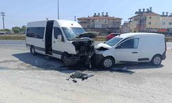 Manavgat D-400 Karayolunda Tur Aracı ile Hafif Ticari Araç Kafa Kafaya Çarpıştı: 6 Kişi Yaralandı