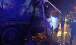 Manisa Turgutlu’da Gece Yarısı Feci Kaza: İşçi Servis Minibüsü Park Halindeki TIR’a Çarptı, 5’i Ağır 20 Yaralı Var
