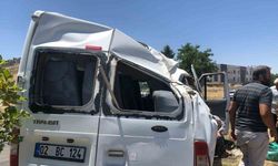 Adıyaman’da Aileyi Taşıyan Minibüs Takla Attı: Aralarında 1 Yaşında Bebek ve 3 Küçük Çocuğun da Bulunduğu 5 Kişi Yaralandı