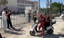 Mardin Nusaybin’de “Pijamalı Örümcek Adam” Kostümüyle Kahramanlık Yapan Ayaz Salih Koç, Geç Kalan AYT Öğrencisini Sınava Yetiştirdi