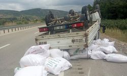 Osmaniye’de D 400 Karayolunda Facianın Eşiğinden Dönüldü: Lastiği Patlayan Un Yüklü Kamyonet Takla Attı, Sürücü Yaralandı