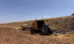 Şanlıurfa Suruç Yolunda Traktör Devrildi: Direksiyon Hakimiyetini Kaybeden Sürücü ve Yolcusu Hayatını Kaybetti