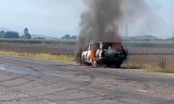 Osmaniye-Kadirli Yolu Üzerinde Seyir Halindeki Otomobil Alev Aldı: Sürücü Son Anda Araçtan Çıkarak Canını Kurtardı, Araç Kullanılamaz Hale Geldi