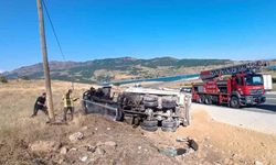 Tunceli’de Tehlikeli Kaza! Kamyon Fren Arızası Nedeniyle Yoldan Çıktı, Araçtan Fırlayan Sürücü Hastaneye Kaldırıldı
