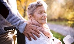 Rüyada Ölen Anneyi Güler Yüzle Görmek Huzur, Dua ve Hayır Mesajı mı Taşıyor? Dini ve Psikolojik Yorumlarıyla Ne Anlatıyor?