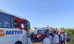 Afyonkarahisar’da Zincirleme Trafik Kazası: Otobüsün Tıra Çarpmasıyla Büyüyen Zincirleme Kazada 24 Yolcu Yaralandı