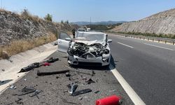 Balıkesir İzmir-İstanbul Otoyolu Mecidiye Mevkiinde Çift Taraflı Kaza: Kamyonete Çarpan Otomobilde 2 Kişi Yaralandı