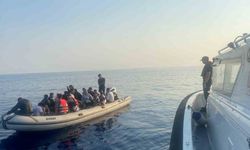Bodrum Açıklarında Facianın Eşiğinden Dönüldü! Motoru Arızalanan Lastik Bottaki 17’si Çocuk 37 Düzensiz Göçmen Kurtarıldı