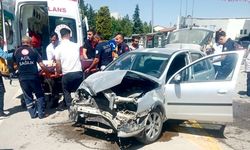 Malatya Yeşilyurt’ta Belediye Önünde Korkutan Kaza: İki Otomobil Çarpıştı, 4 Kişi Yaralandı, İtfaiye Sıkışan Yaralıları Kurtardı