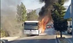 İzmir Bornova’da Seyir Halindeki Belediye Otobüsünde Yangın Faciası: Şoförün Müdahalesi Yetersiz Kaldı, Yolcular Canlarını Zor Kurtardı