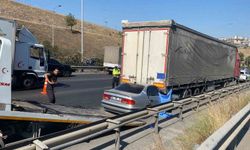 İzmir Bayraklı’da Otomobilin Tıra Arkadan Çarpması Sonucu Meydana Gelen Kazada 1 Kişi Hayatını Kaybetti