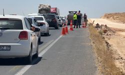 Şanlıurfa-Gaziantep Karayolunda Can Pazarı: Yolun Karşısına Geçmek İsteyen Genç Tırın Altında Hayatını Kaybetti