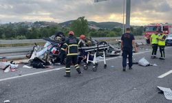 Sabahın Sessizliğinde Feci Kaza: Kocaeli’de Otomobil Yön Tabelasına Çarptı, Aileden 1 Kişi Öldü, 4 Kişi Yaralandı