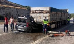 Son Dakika: Mersin Tarsus’ta Feci Trafik Kazası! Tırın Altına Giren Araçta 5 Kişi Hayatını Kaybetti, 1 Ağır Yaralı Hastaneye Kaldırıldı
