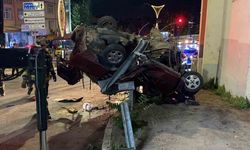 Kocaeli’de Feci Trafik Kazası: Bariyeri 80 Metre Sürükleyen Otomobil Takla Attı, 2 Kişi Hayatını Kaybetti, 3 Yaralı Var