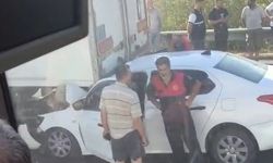 Şanlıurfa-Gaziantep Karayolunda Tıra Arkadan Çarpan Otomobilde 14 Yaşındaki Çocuk Hayatını Kaybetti, Sürücü Ağır Yaralandı